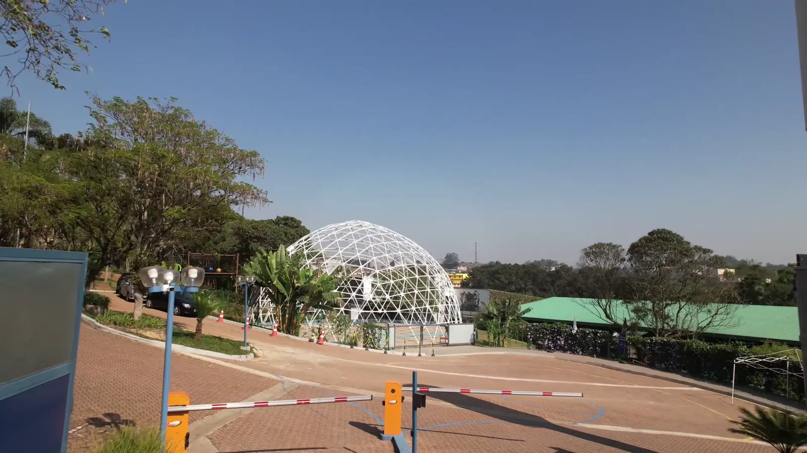 Vista do campus da Sphere Granja Viana cercado de natureza