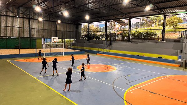 Estudantes em atividade na quadra poliesportiva coberta da Sphere.